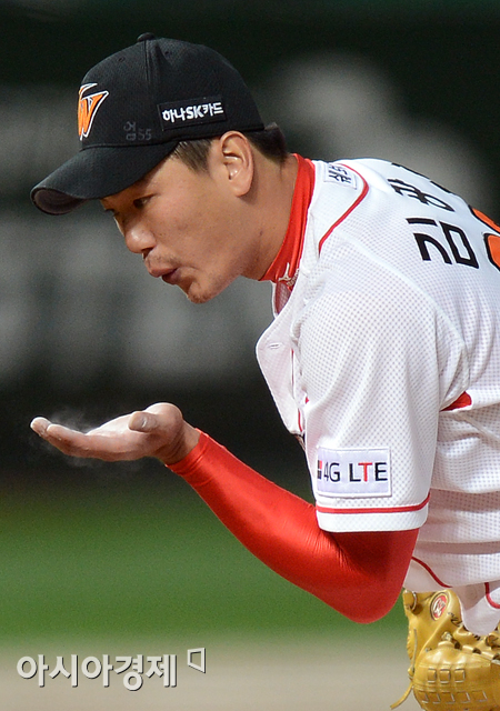 [포토] 김광현 '손바닥에 기를 모아'