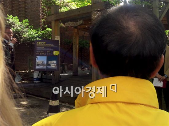 ▲박원순 시장이 서울 마포구 염리동 '소금길나루'를 살펴보고 있다.