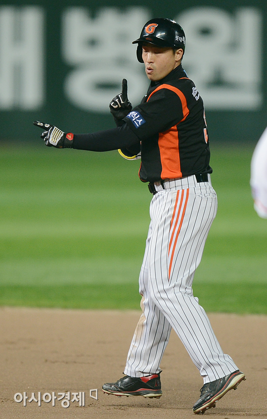 [포토] 동점타 손아섭 '사랑의 총알 빵야빵야'