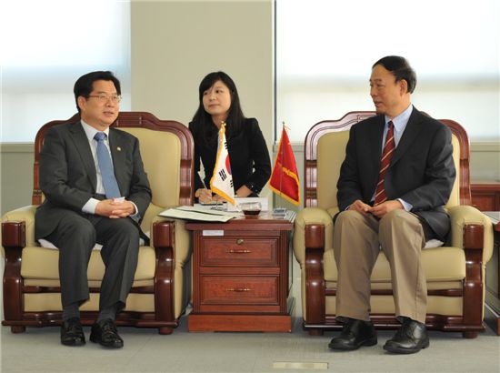 김호원(왼쪽) 특허청장이 정부대전청사 접견실에서 류춘티엔(LIU ChunTian) 중국인민대학 지식재산대학원장과 이야기를 나누고 있다.
