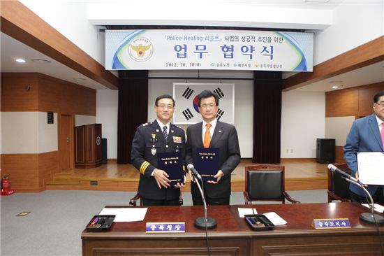 이시종(오른쪽) 충청북도지사와 구은수 충북지방경찰청장이 업무협약을 맺고 포즈를 잡았다.
