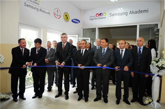 삼성전자가 16일(현지시간) 터키 이스탄불 바이람파샤에 위치한 이스탄불 티자렛 오다스(Istanbul Ticaret Odas) 기술 고등학교에서 '삼성 아카데미(Samsung Academy)' 개소식을 가졌다. (왼쪽 두번째부터 홍성룡 삼성전자 터키 법인장, 우르 에르데네르 IOC 위원겸 터키 올림픽 위원회 회장, 카즘 텍킨 이스탄불 주지사, 무아메르 일드즈 이스탄불 교육청장)

