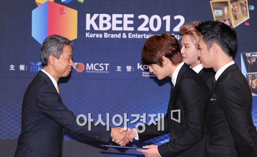 [포토]'한일교류종합전' 홍보대사 위촉패 받는 JYJ