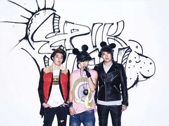 Epik High members DJ Tukutz (left), Tablo (center) and Mithra Jin (right) pose together in the cover photo of their seventh studio album "99," set to become available online on October 19, 2012. [YG Entertainment]