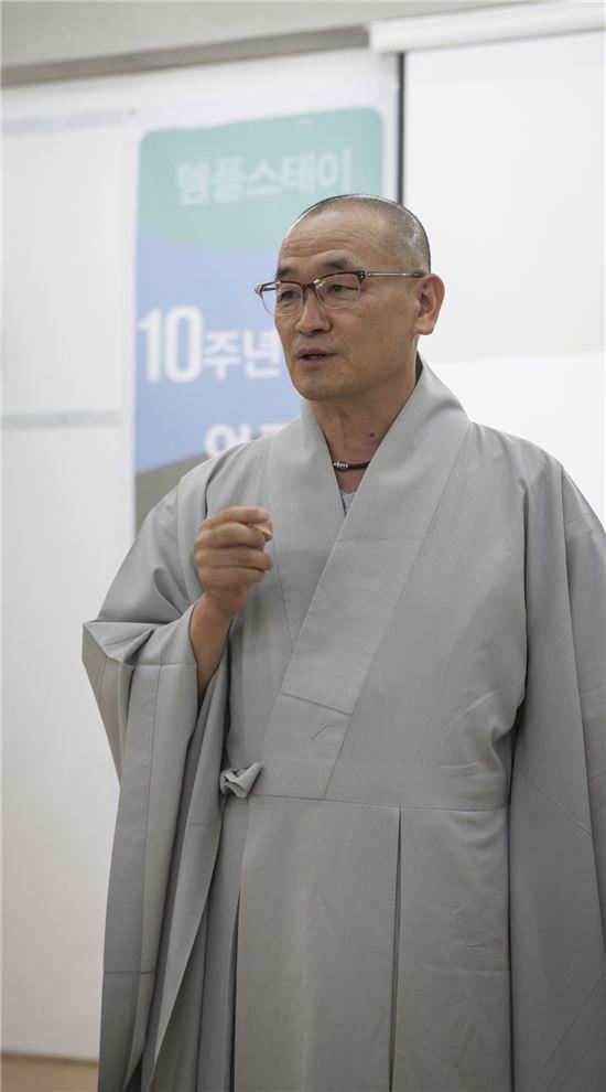 한국불교문화사업단 법진 단장스님이 17일 서울 종로구 견지동 템플스테이 통합정보센터에서 <템플스테이 10주년>을 맞아 '템플스테이 시즌2'를 선포했다.