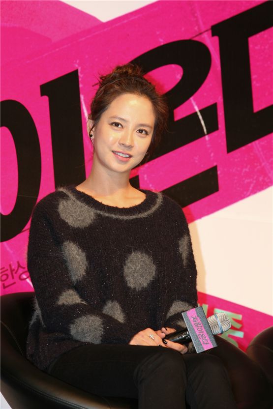 Song Ji-hyo poses in front of reporters at a press conference for movie "Jackal is Coming" at Seoul's Blue Square in South Korea on October 16, 2012. [Unnine]