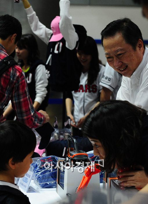 [포토]적십자 바자회에 나타난 박용만 회장