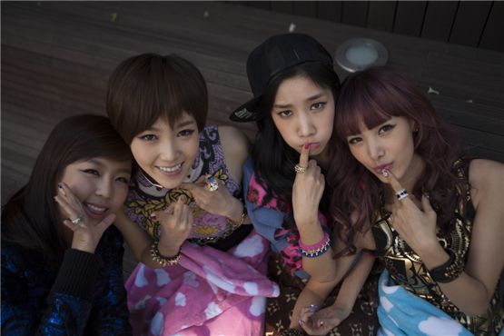 Jewelry members Yewon (left), Semi (second to left), Baby J (second to right) and Eunjung (right) pose together during the interview with Kstar10, held in Seoul, South Korea on October 15, 2012. [Brandon Chae/10Asia]