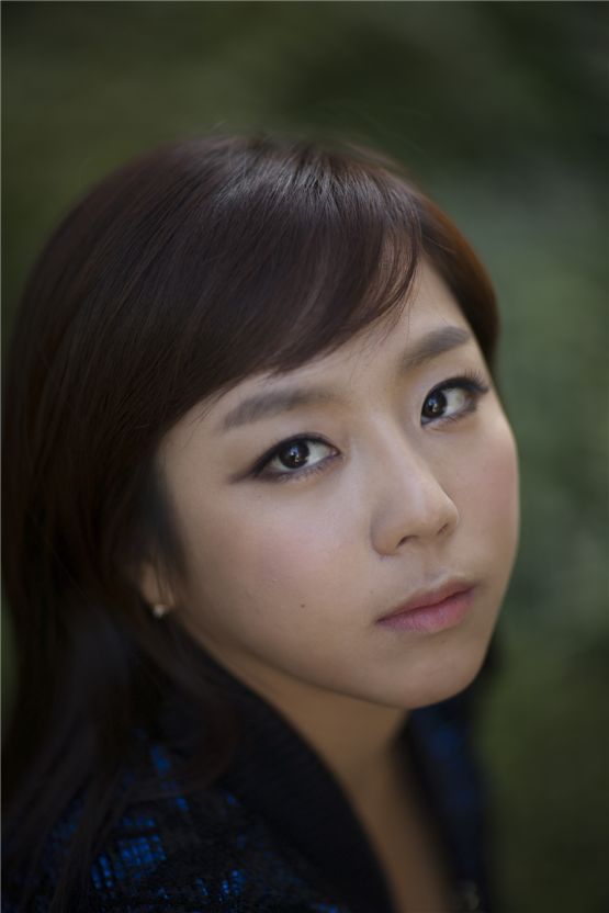 Yewon looks at the camera during the interview with Kstar10 in Seoul, South Korea on October 15, 2012. [Brandon Chae/10Asia]