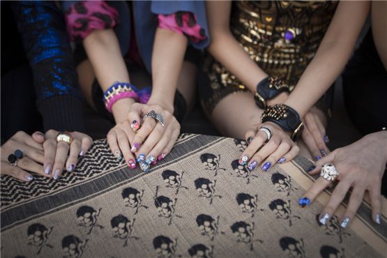 Jewelry members show their accessories in their hands during the interview with Kstar10 in Seoul, South Korea on October 15, 2012. [Brandon Chae/10Asia]