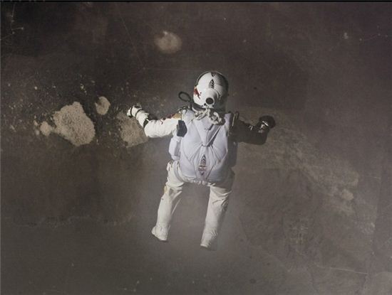 펠릭스 바움가르트너가 캡슐에서 뛰어내리는 순간.
(사진출처 : 레드불스트라토스 홈페이지)