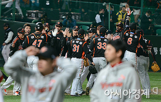 [포토] 롯데-SK '희비교차'