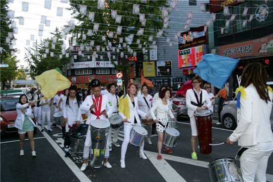 ▲ 제11회 마포 음식문화축제가 홍대 앞 거리에서 막을 올렸다. 개막식 무대 첫 주인공인 퍼커션밴드 '라퍼커션' 멤버들이 공연을 앞두고 거리행진을 벌이고 있다.