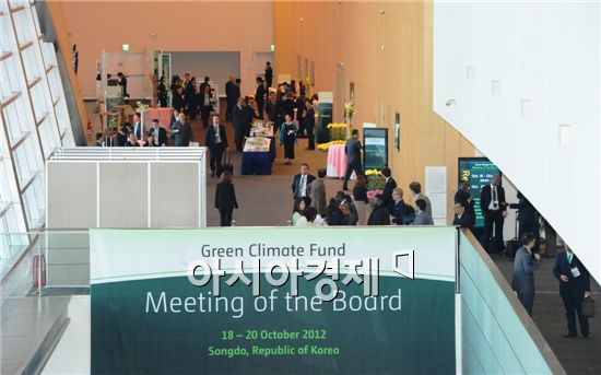 18일 유엔 녹색기후기금(GCF) 제 2차 이사회가 개막한 인천 송도컨벤시아 2층 대회의장 로비에 이사국 참가단들이 이사회를 기다리고 있다. /사진제공 = 인천시