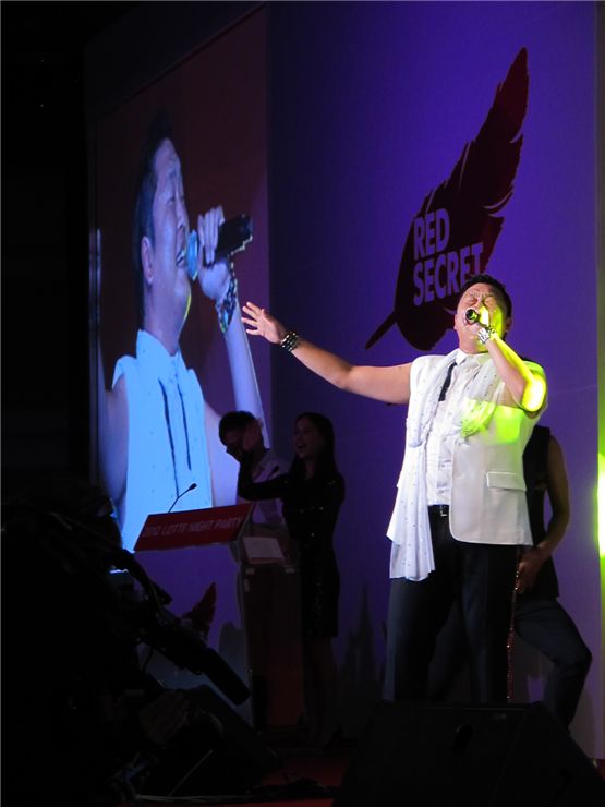 PSY Continues Billboard Marathon with "Gangnam Style"