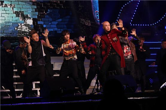 Block B members U-Kwon (back left), Jaehyo (back second to left) and P.O. (front right) show live performance of their new title track "NILLILI MAMBO" during an hour-long showcase at AX-KOREA in Seoul, Korea on October 17, 2012. [Stardom Entertainment]