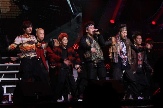 Block B members Jaehyo (left), P.O. (second to left), Kyung (third to left), Taeil (third to right), Zico (second to right) and b-bomb (right) show live performance of their new title track "NILLILI MAMBO" during an hour-long showcase at AX-KOREA in Seoul, Korea on October 17, 2012. [Stardom Entertainment]