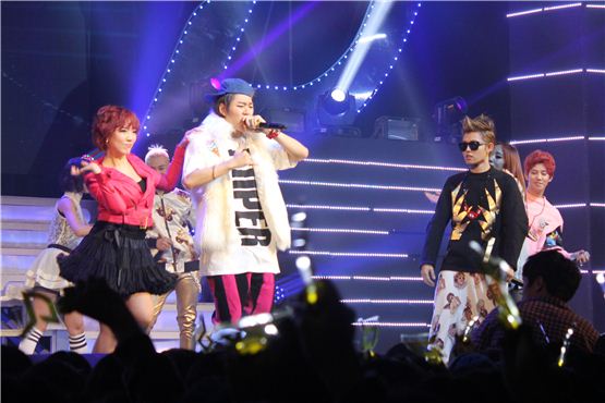 Block B members Zico (left) and b-bomb (right) rock out the stage during an hour-long showcase celebrating the release of their first full-length album "BLOCKBUSTER," held at AX-KOREA in Seoul, Korea on October 17, 2012. [Stardom Entertainment]