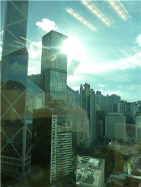 ▲외환은행 홍콩지점서 바라본 홍콩섬 전경. 뱅크오브차이나, HSBC 빌딩 등이 보인다.