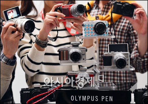 [포토]올림푸스, 스타일리쉬한 카메라 'PEN 2종' 공개