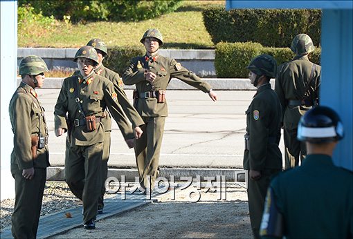 [포토]북한군 근무 교대