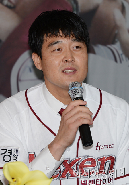 [포토] 은퇴 소감 밝히는 김수경 '이제는 코치로 새로운 야구인생'