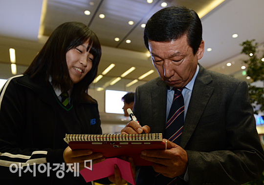 [포토] 최강희 감독 '진지한 사인'