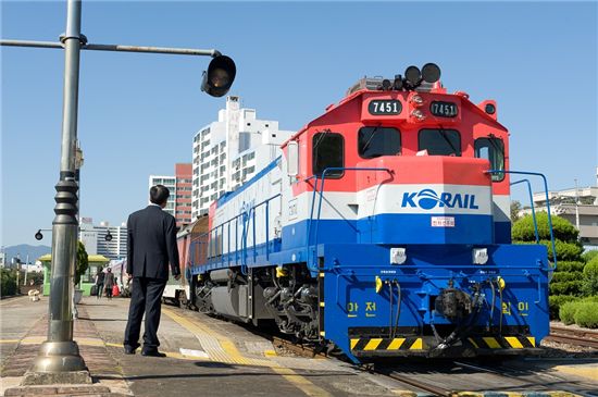 새로 옮겨지은 함안역 구내로 경전선 열차가 들어오고 있다. 
