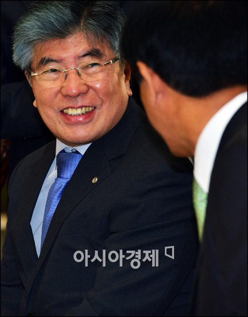 [포토]웃음 보이는 김중수 한국은행 총재