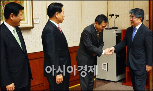 [포토]악수하는 김중수 총재