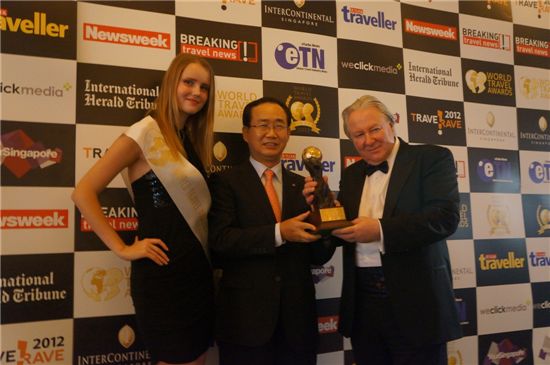 대한항공은 지난 10월 18일 싱가포르 인터콘티넨탈 호텔에서 열린 ‘월드 트래블 어워즈 2012' 시상식에서 ‘아시아 최고 일등석 서비스 항공사(Asia’s Leading Airline First Class)’ 상을 수상했다. 대한항공 이형구 싱가포르 지점장(가운데)이 그래험 쿡(Graham Cooke) 월드트래블그룹 대표(오른쪽)로부터 트로피를 받고 기념 촬영을 하고 있다.  

