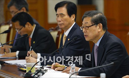 [포토]서민물가대책회의 주재하는 김황식 총리