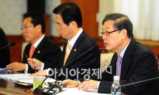 [포토]서민생활대책점검회의에 참석한 김황식 국무총리