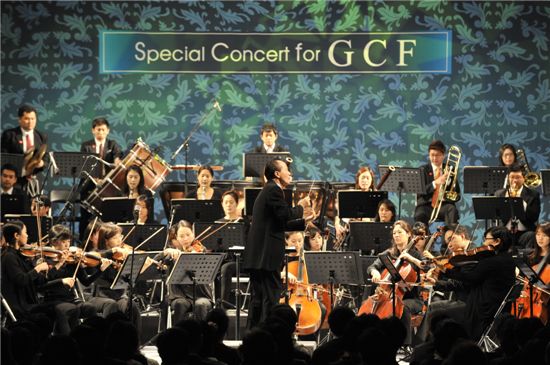 지난 18일 포스코건설 송도사옥에서 열린 'GCF 송도 유치 기원 음악회'에서 금난새 지휘 하에 유라시안 필하모닉 오케스트라가 연주하고 있다.