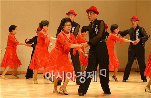 [포토]'어르신들의 춤 대결~'