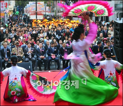 [포토]글로벌 명동축제 알리는 부채춤