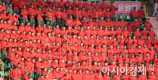 [포토] 스틸야드의 명물 '절도있는 해병대 응원'