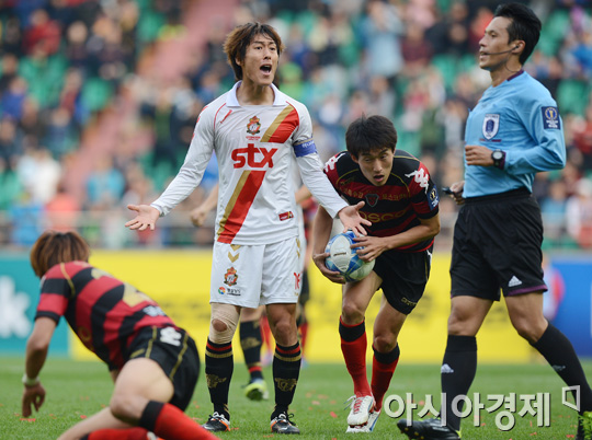 [포토] 정다훤 '살짝 밀었을 뿐인데'