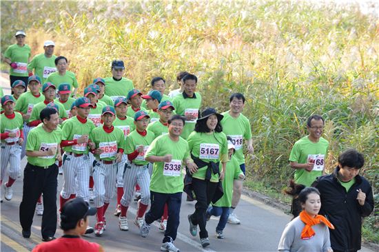 김성환 구청장이 주민들과 함께 마라톤을 하고 있다.