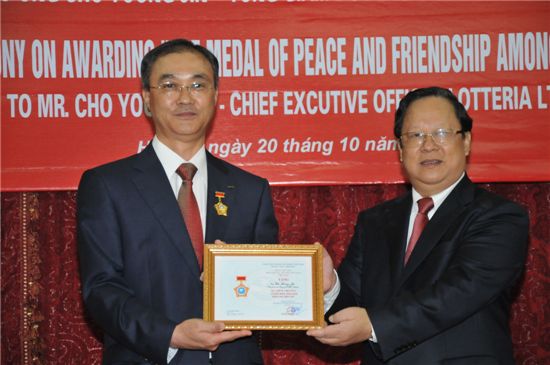지난 20일 조영진 롯데리아 대표(왼쪽)는 베트남과 대한민국의 문화교류를 인정받아 베트남 정부로부터 우호친선 훈장을 수상했다.