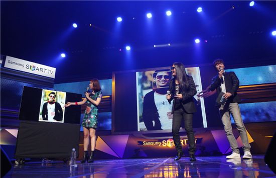 삼성전자가 지난 20일 올림픽공원 우리금융아트홀에서 '삼성 스마트TV와 함께 하는 7080 블루 콘서트'를 개최하고 인기 가수들의 공연과 삼성 스마트TV의 다양한 기능을 선보였다.