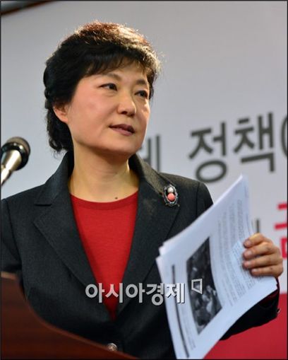 [포토]기자회견장에 갖고 온 기자들, 박근혜 후보 장수장학화 관련 입장 발표
