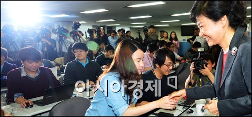 [포토]기자회견 끝나고 악수하는 박근혜 후보