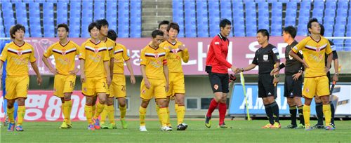 광주FC가 21일 광주월드컵경기장에서 열린 K-리그 성남과 36라운드에서 2-3으로 패한 뒤 아쉬워하고 있다. (사진제공=광주FC)