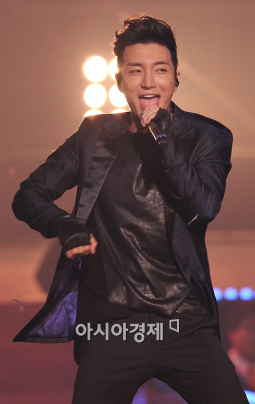 [포토]이특, 마지막 무대는 신나게~