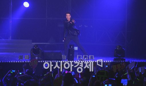 [포토]이특 '2년뒤에 다시 만나요'