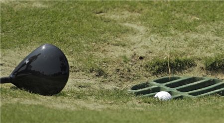 골프규칙을 잘 활용하면 오히려 타수를 줄일 수 있다. 배수구에 공이 떨어지면 벌타 없이 구제받으면 된다. 