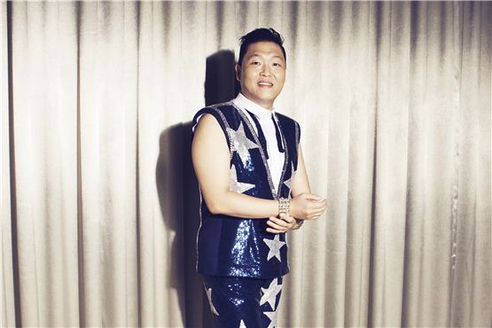 PSY poses in his star-printed concert outfit before going up on the stage at "Summer Stand" held at Seoul's Jamsil Sports Complex Stadium on August 11, 2011. [Chae Ki-won/10Asia]