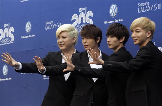 Super Junior members Shindong (left), Donghae (second to left), Eunhyuk (second to right) and Lee Teuk (right) show their signature hand gesture at Mnet's 6th 20's Choice Awards held in Seoul on June 28, 2012. [Choi Hang-young/10Asia]