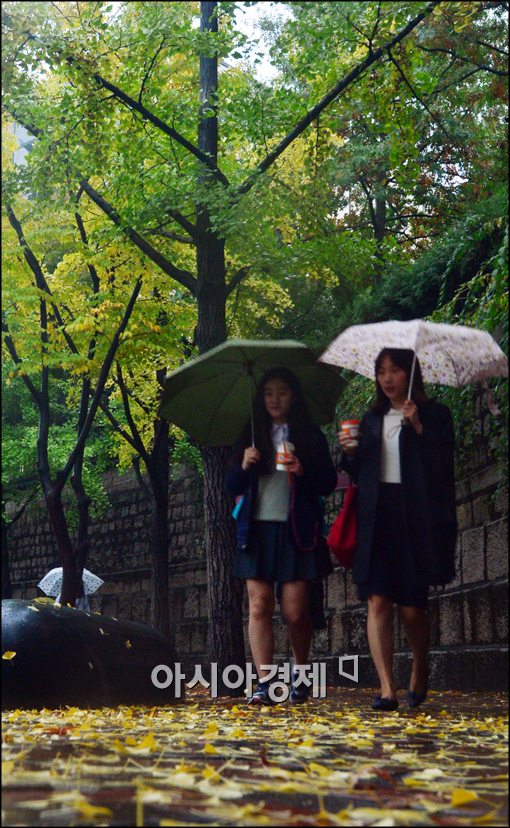 [포토]가을비 내린 덕수궁, 등교하는 학생들